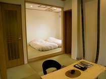 Kamar tamu dengan kamar mandi semi terbuka [kamar tamu terpisah]