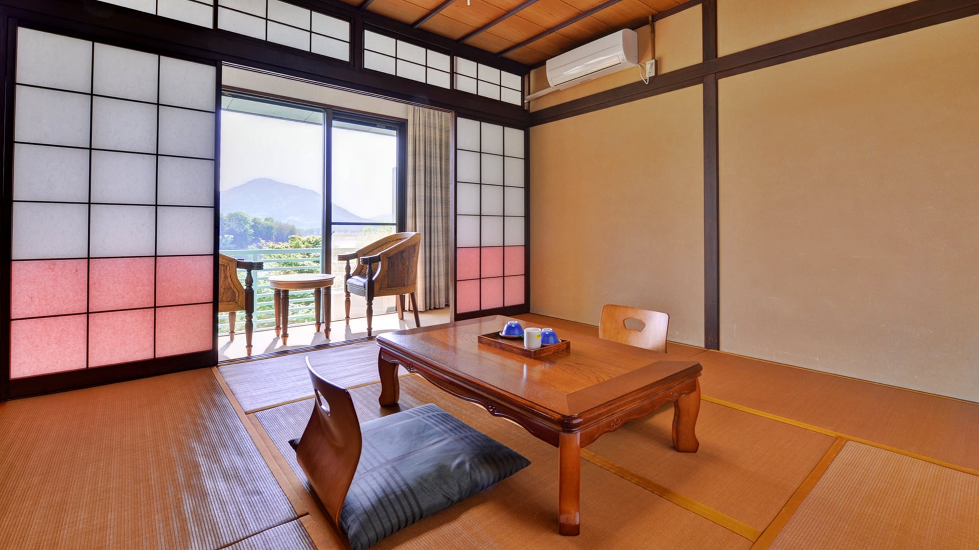 * Corner room (example of guest room) / All rooms have lake view. Have a relaxing time while gazing at the calm scenery of Iruka Pond.