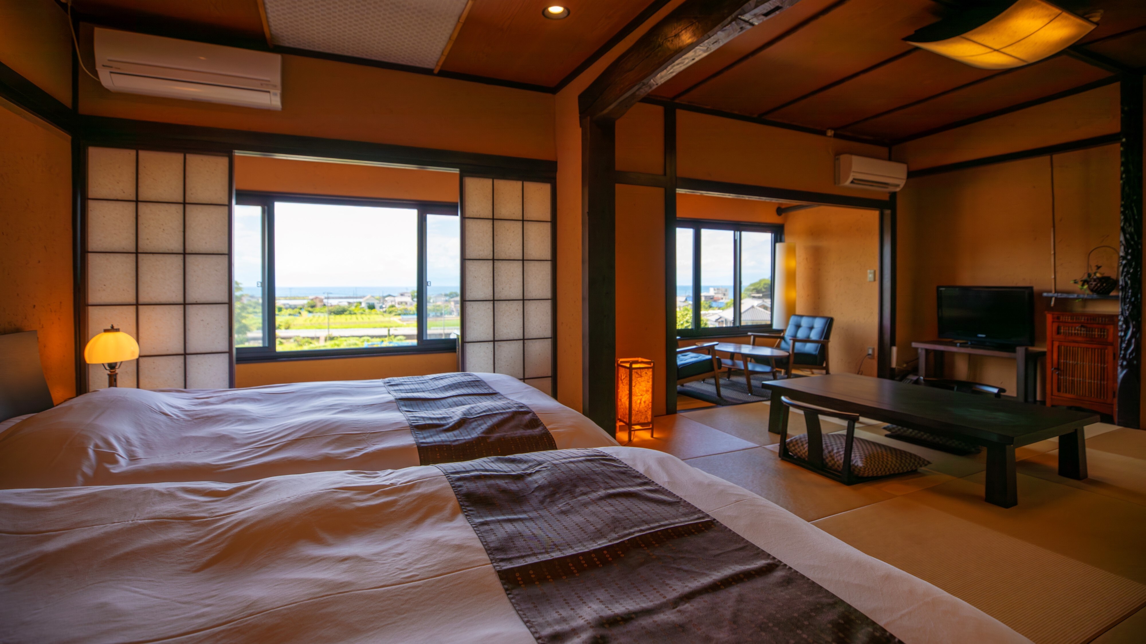 <Twin bed Japanese-Western style room> 8 tatami mat + 10 tatami mat room with spacious veranda [Non-smoking]