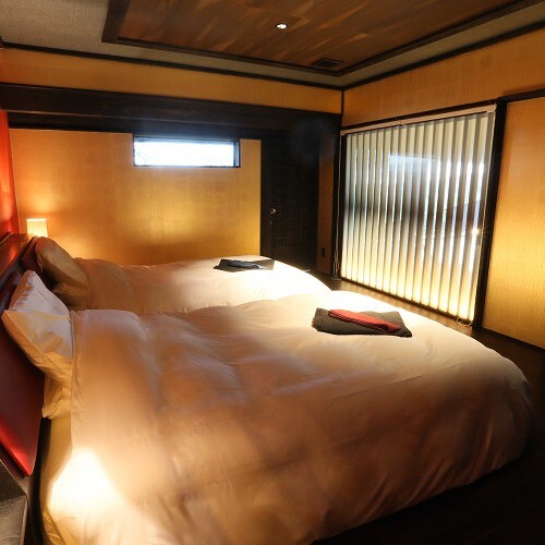 [Room / Jurokuya] Two Simmons semi-double size beds are available in the bedroom.