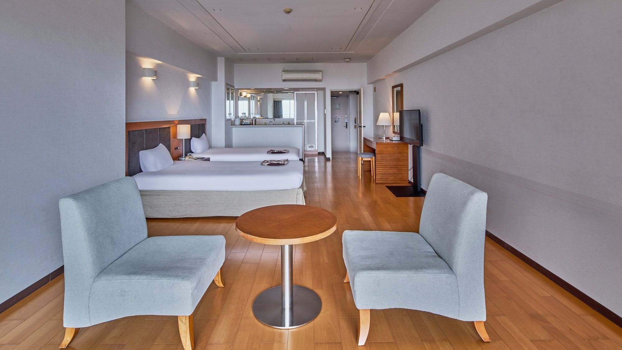 [Superior Twin Room / Western Style] A spacious sofa area. In the evening, enjoy a moment of conversation with your loved one over drinks.