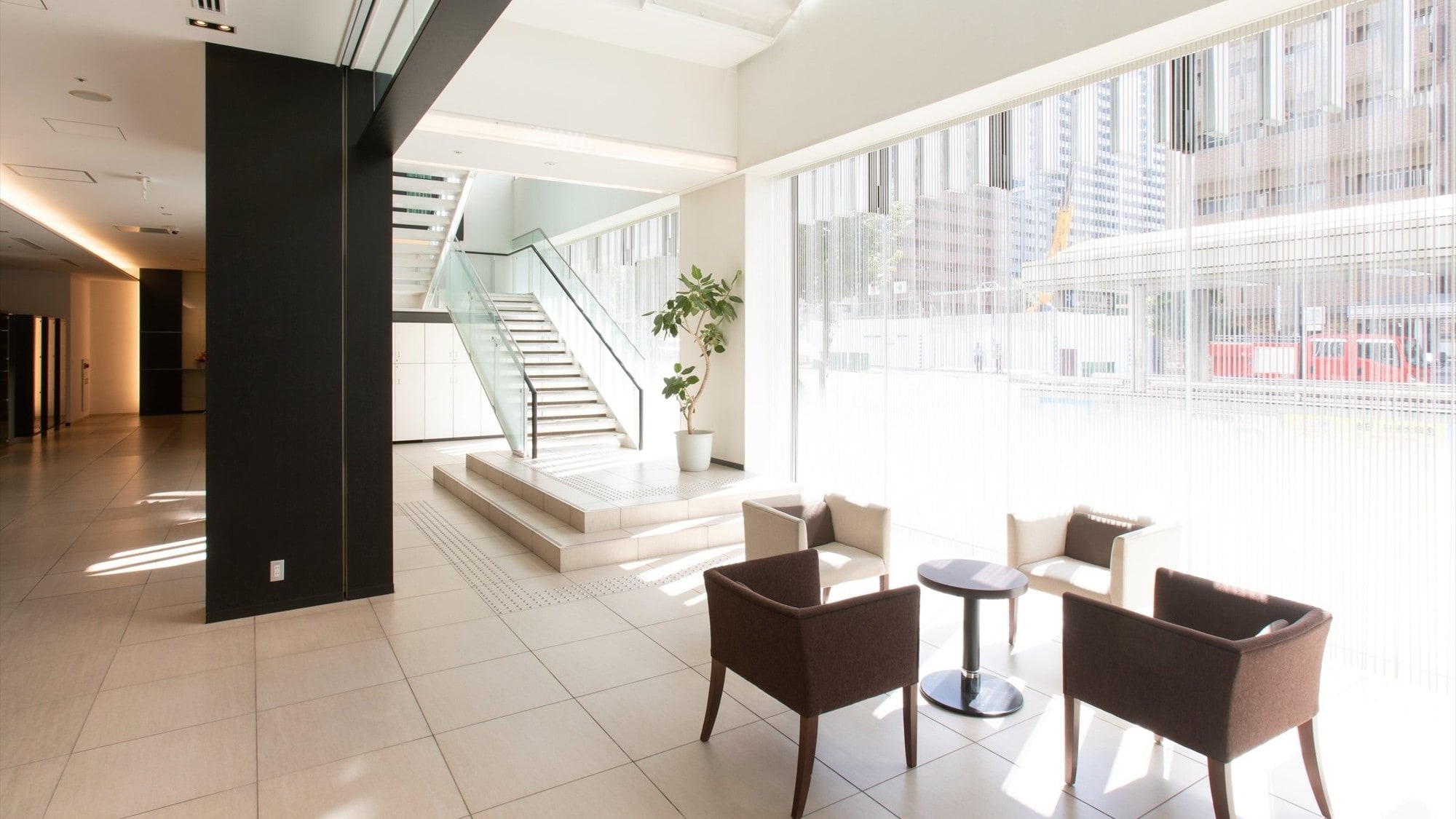 ◆Lobby | Enjoy a relaxing time in this open space with large glass windows.