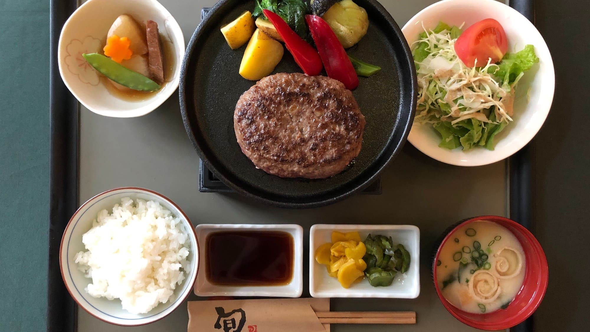 [Supper] The melting hamburger steak made from 100% Japanese black beef and domestic beef is popular.