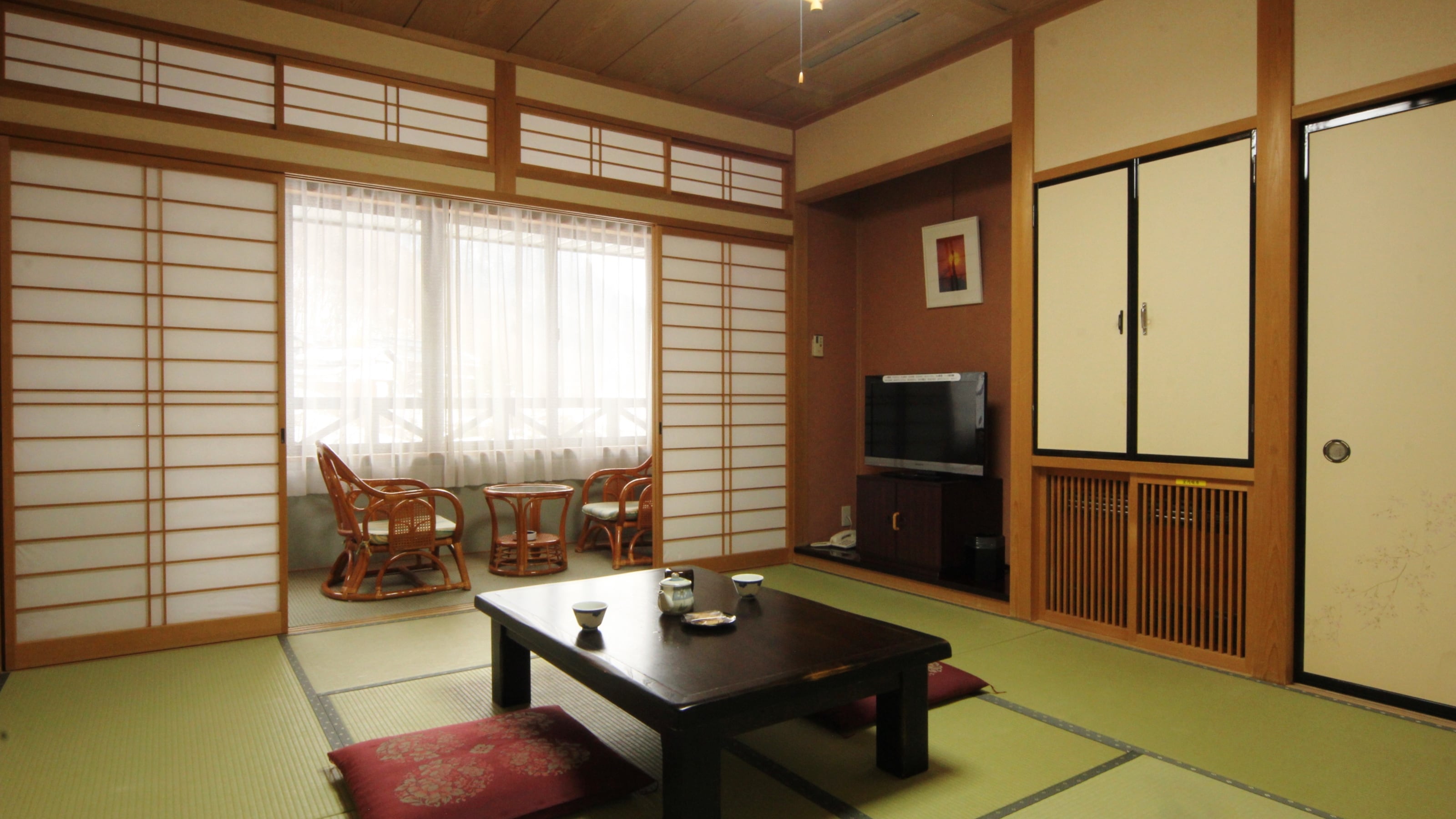 ★Spacious Japanese-style room (with automatic opening and closing flushing toilet) (1-5 people) *Non-smoking