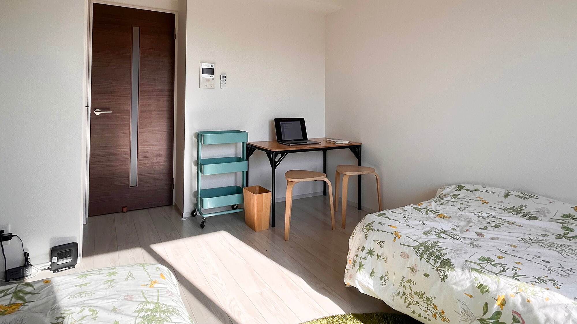 ・[Twin room] Comes with a convenient desk. Wi-Fi is available. Perfect for workcations.