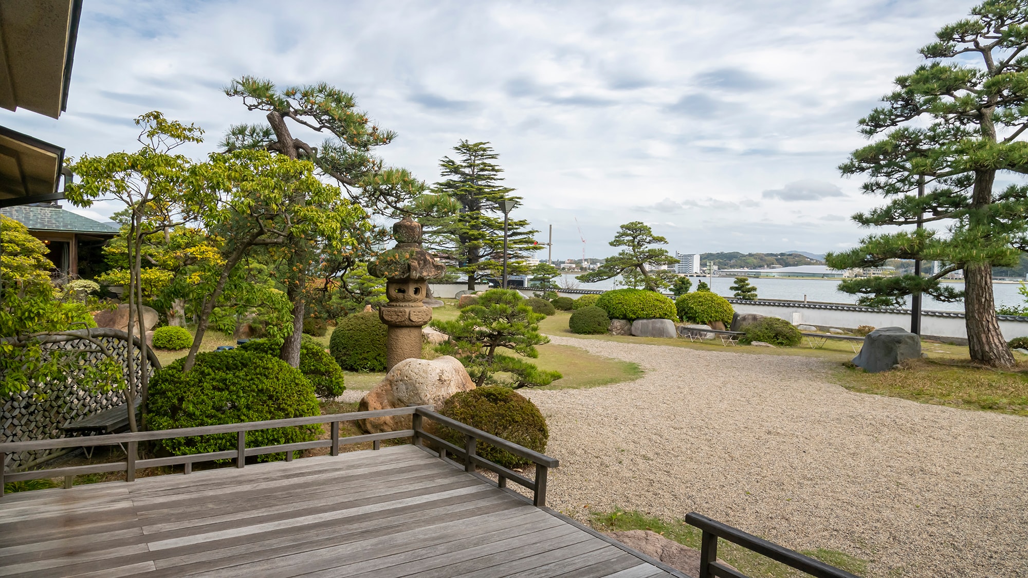 From the garden, you can see the morning clam fishing at Lake Shinji.