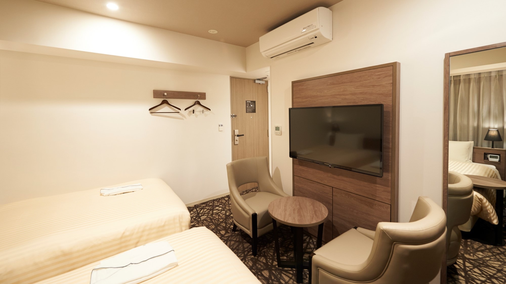 [Deluxe Twin Room ②] 18.4㎡ / 2 Simmons semi-double beds (width 120cm)