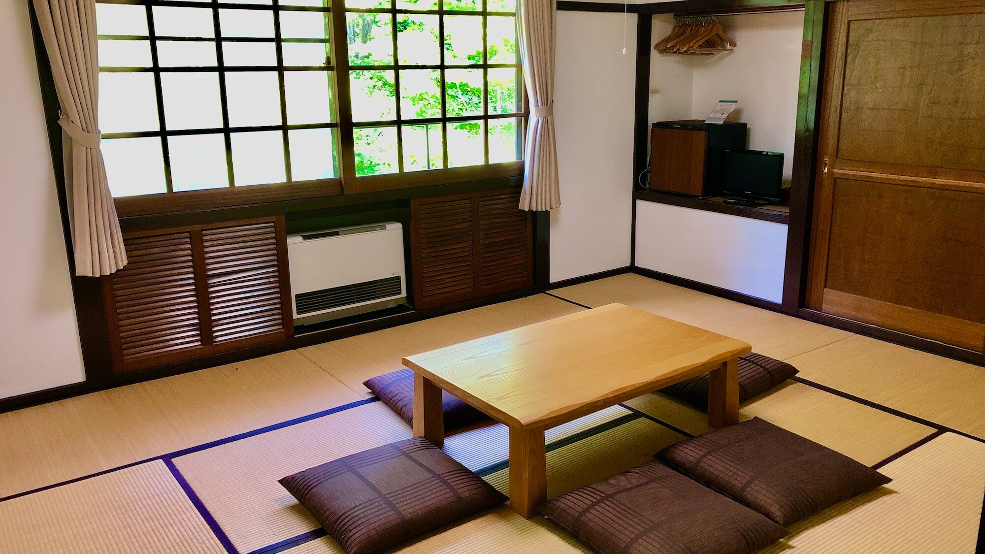 Large Japanese-style room