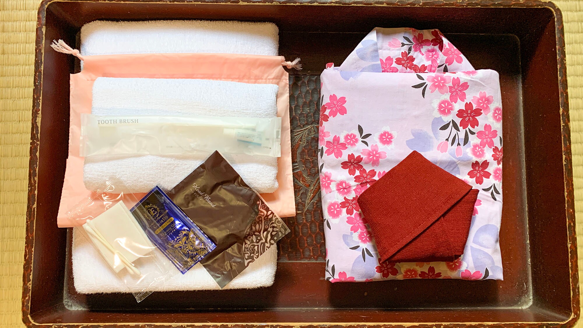 Fasilitas seperti yukata berwarna dan pembersihan tersedia untuk wanita.