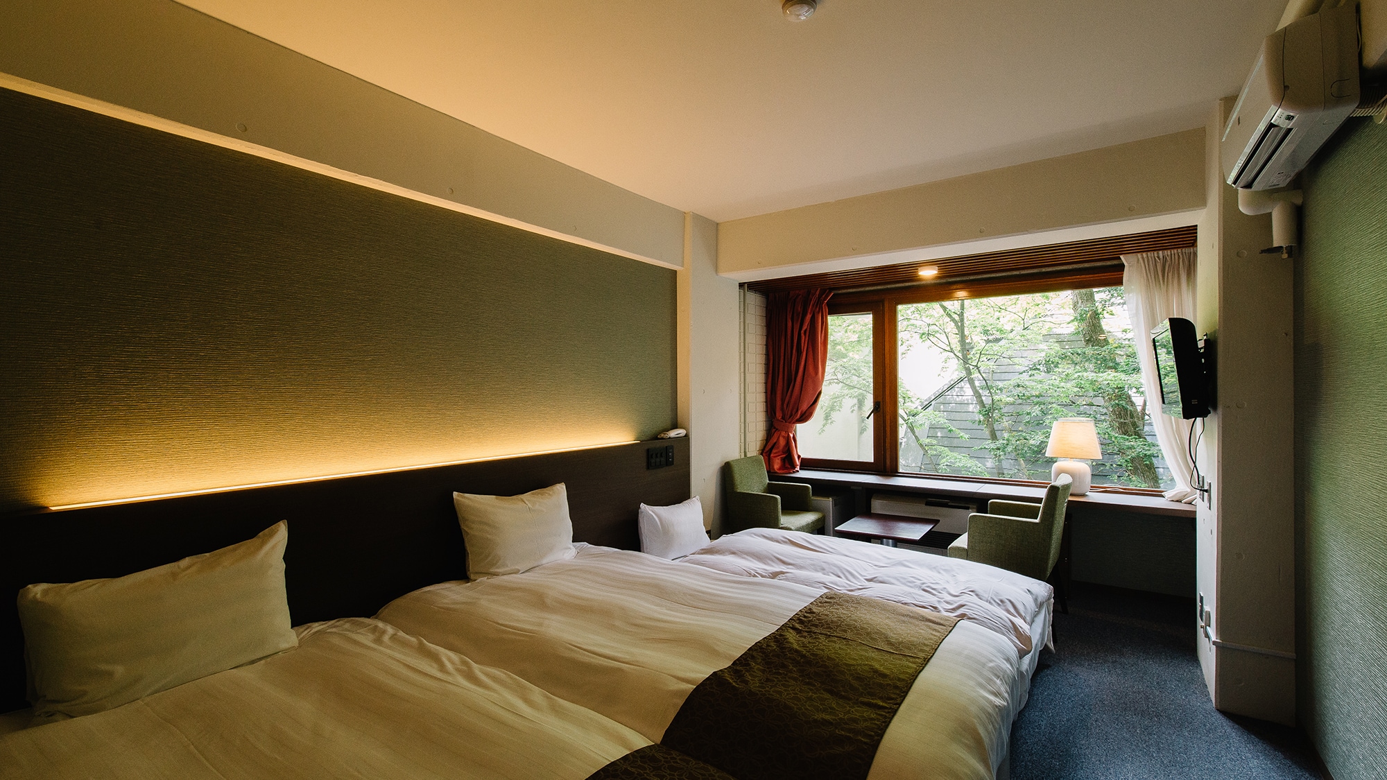 [Triple room / Non-smoking] Bed can be attached to the wall