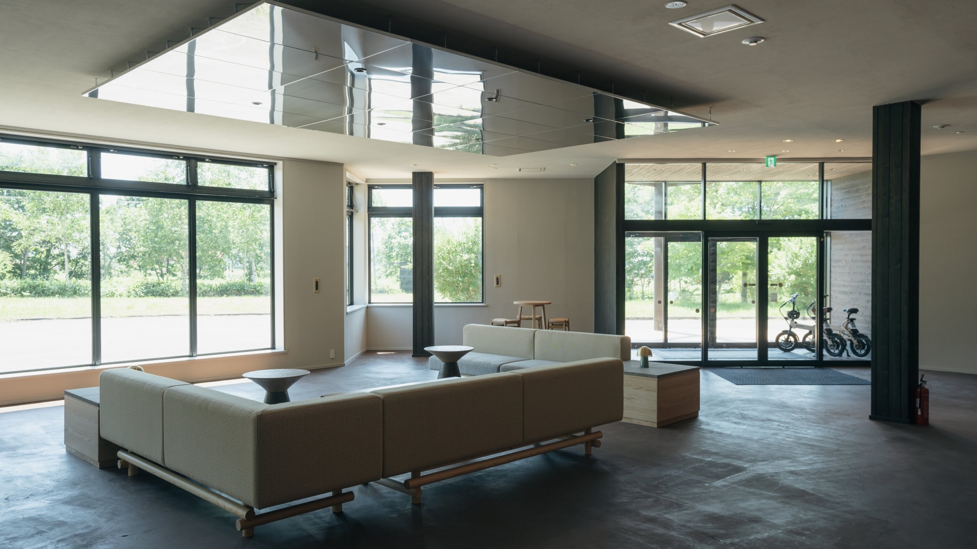 Hotel Facilities | Lobby Lounge