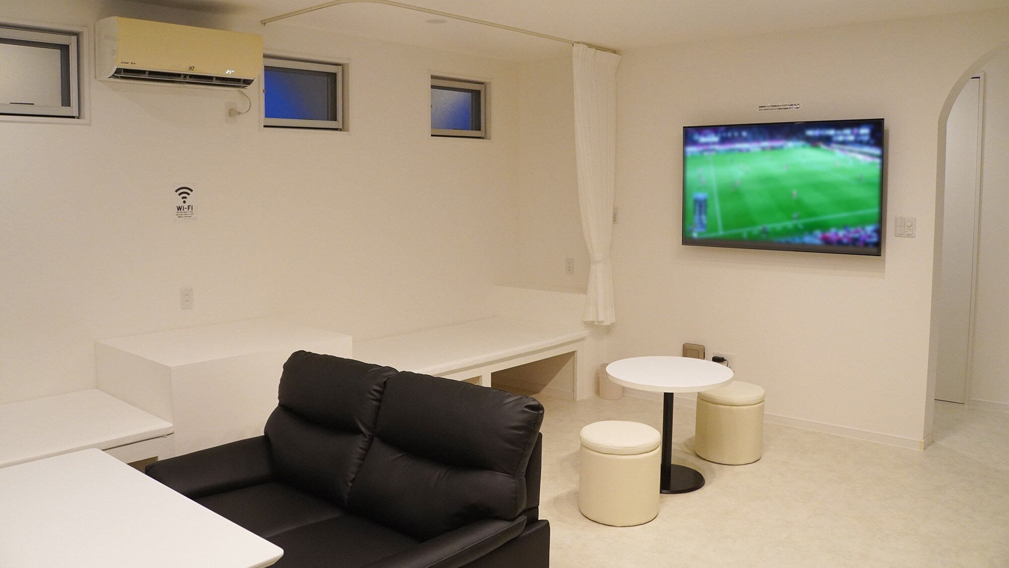 ・[2nd floor: Living room] Relax on the sofa while watching TV (Internet TV available)♪