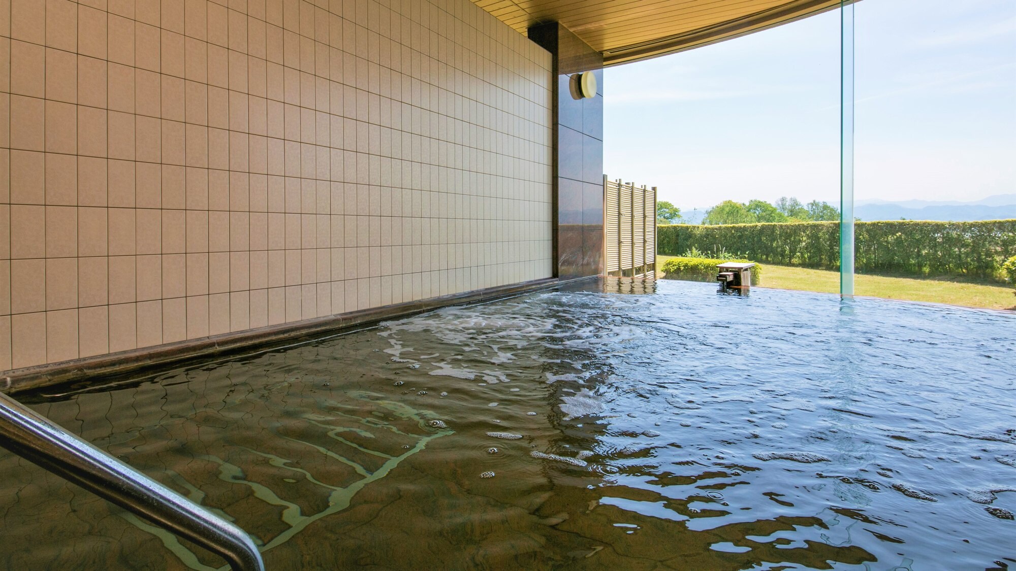 [Hot spring] Enjoy a relaxing time, like the light flickering on the lake surface.