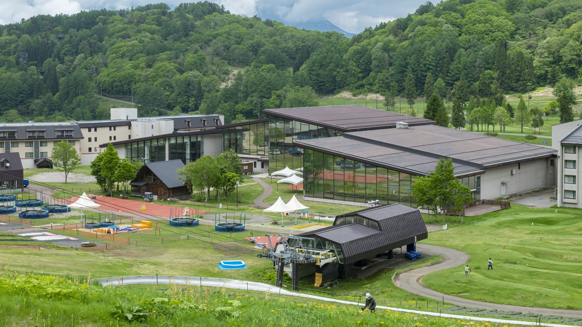 [Exterior] It has various restaurants, relaxation facilities, and an indoor pool.