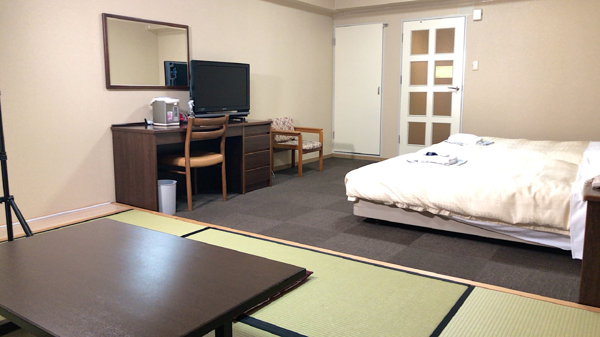 Guest rooms (Japanese-Western style)