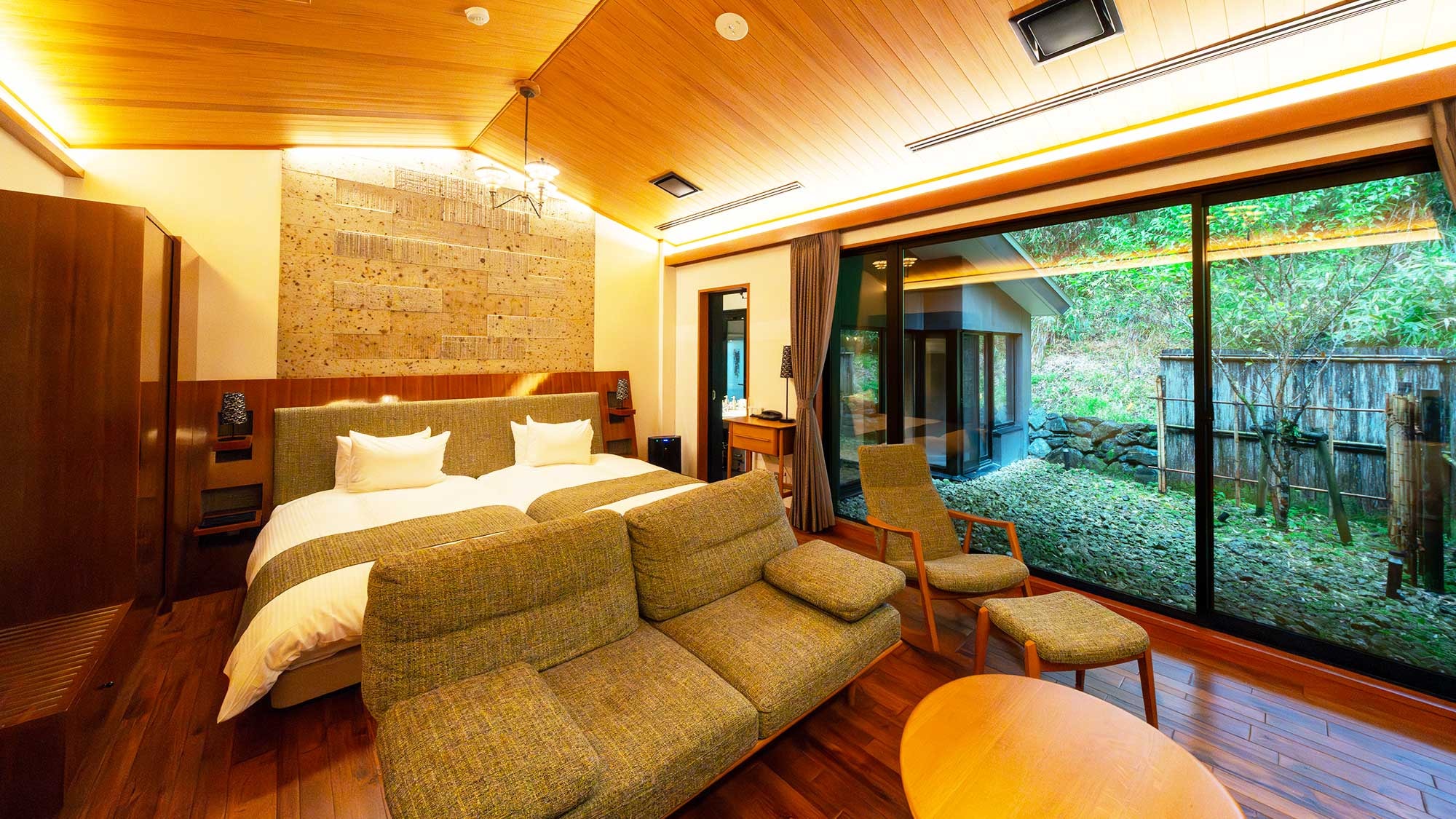[Annex / 50 square meters] This is a single-story annex located across the courtyard from the main building.