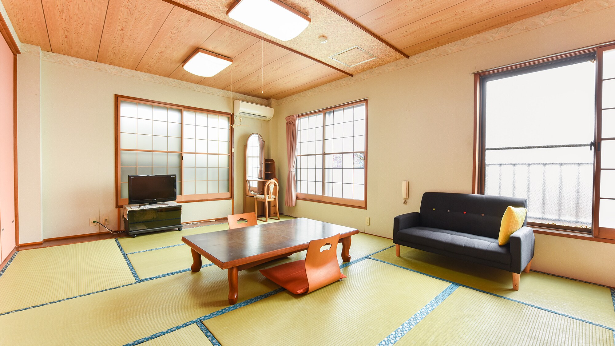 *[Example of guest room: Japanese-style room with 12 tatami mats] This is the largest room in our hotel. Perfect for families and groups.