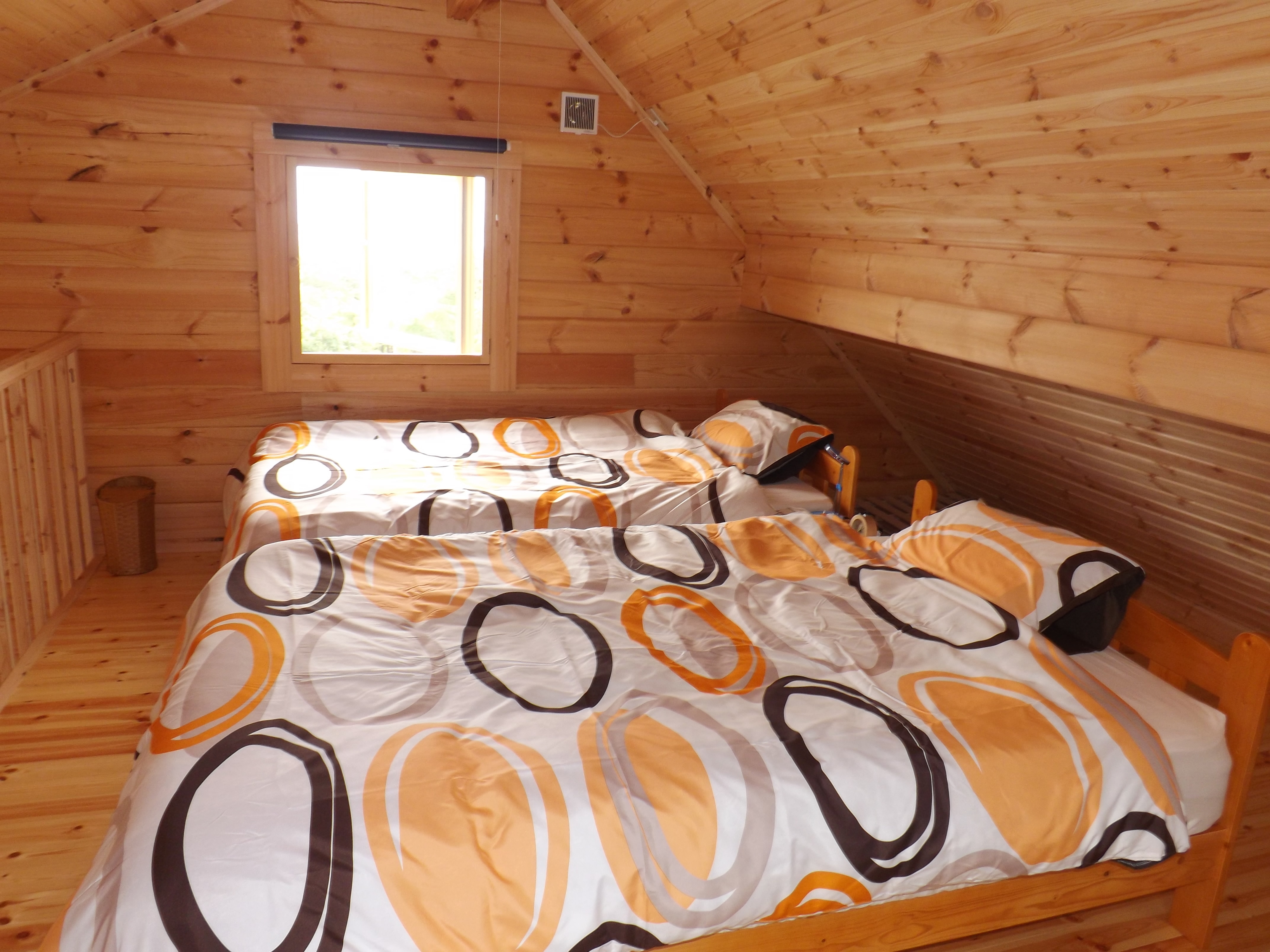 ・ Room / large bed is safe for families with children