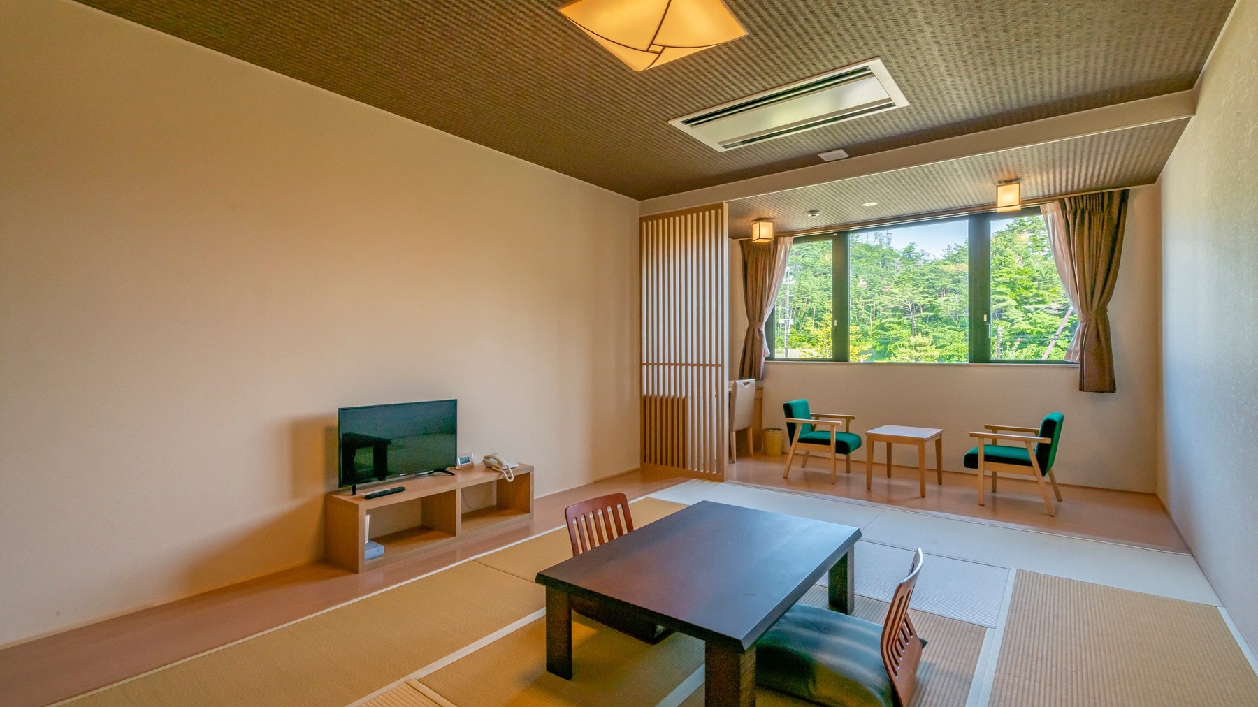 [Relaxing Japanese-style room of 12 to 15 tatami mats] Perfect for groups or families.