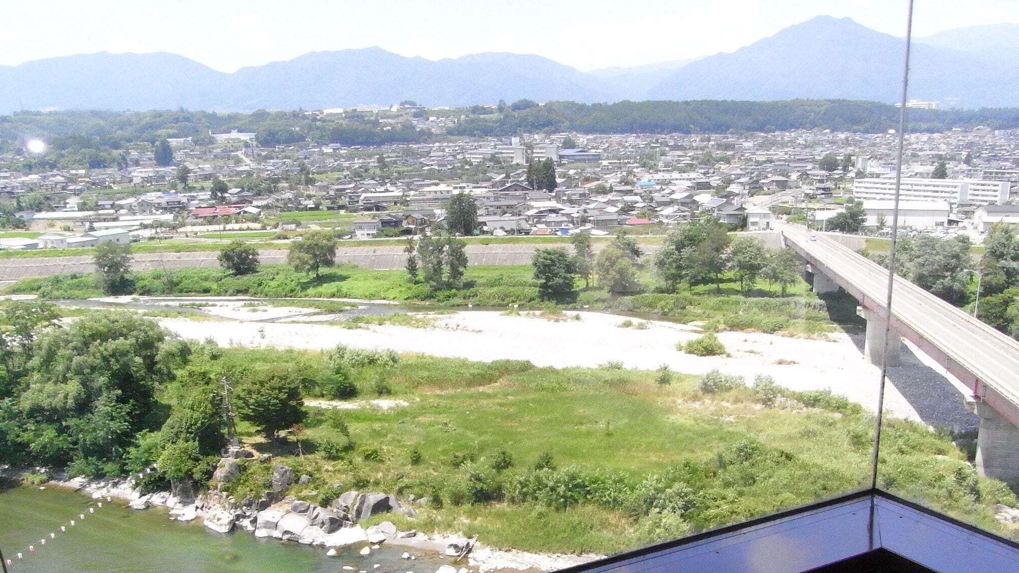□ [Japanese-Western style room with an observation bath] A beautiful view of the Tenryu River spreads out below (image)