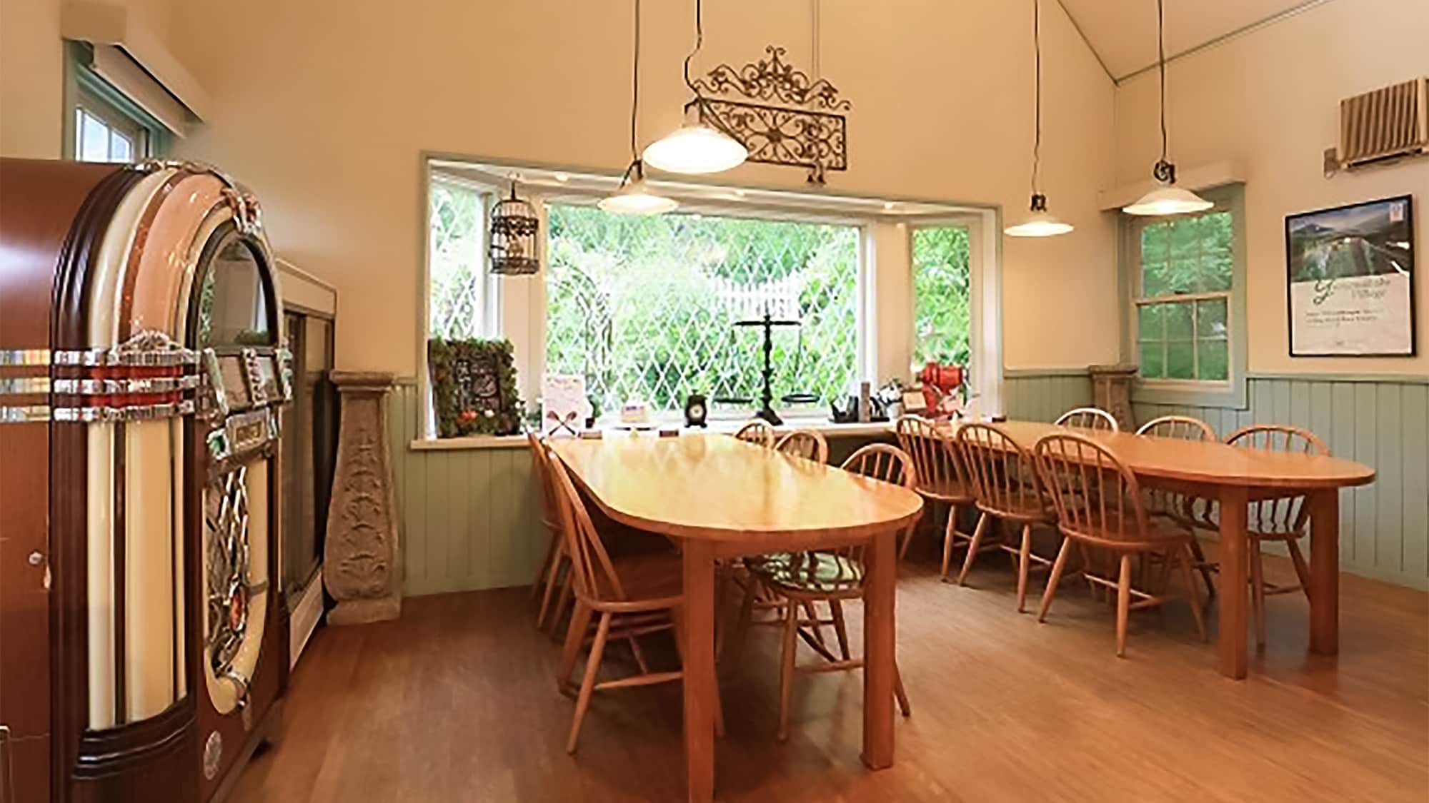 ・Dining: We also serve local sake from Yamanashi and Lake Yamanaka during the night.