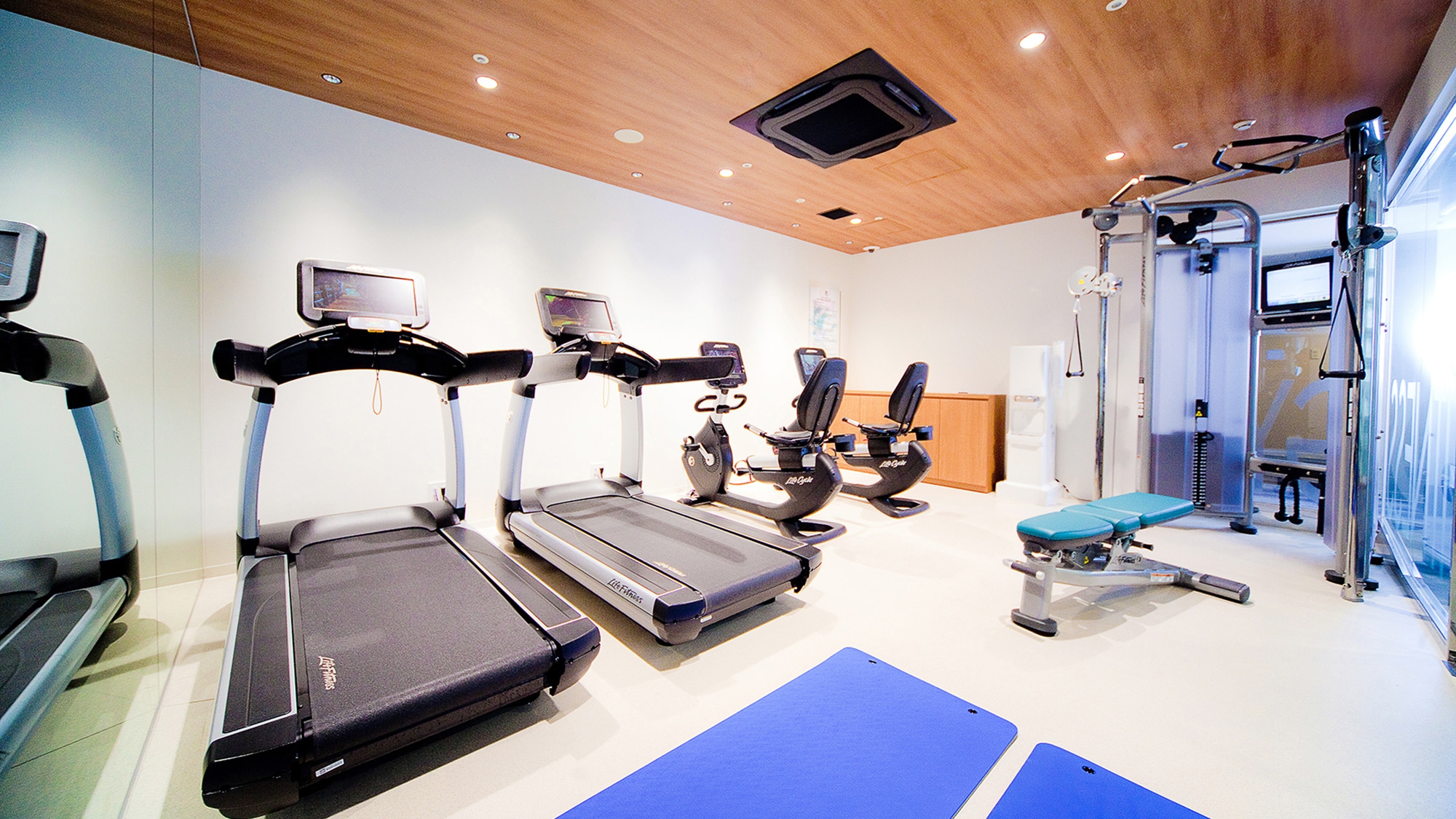 [Fitness gym] The top brand of exercise machines "Life Fitness" is available.