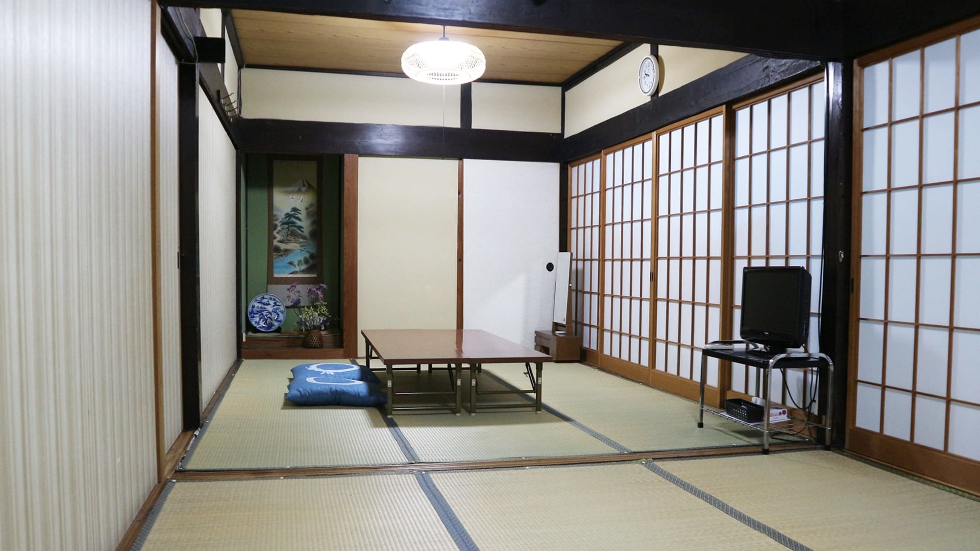 *[Example of a 12-tatami Japanese-style room in the main building] Although it is an old building, we thoroughly clean it so that you can enjoy your stay comfortably!