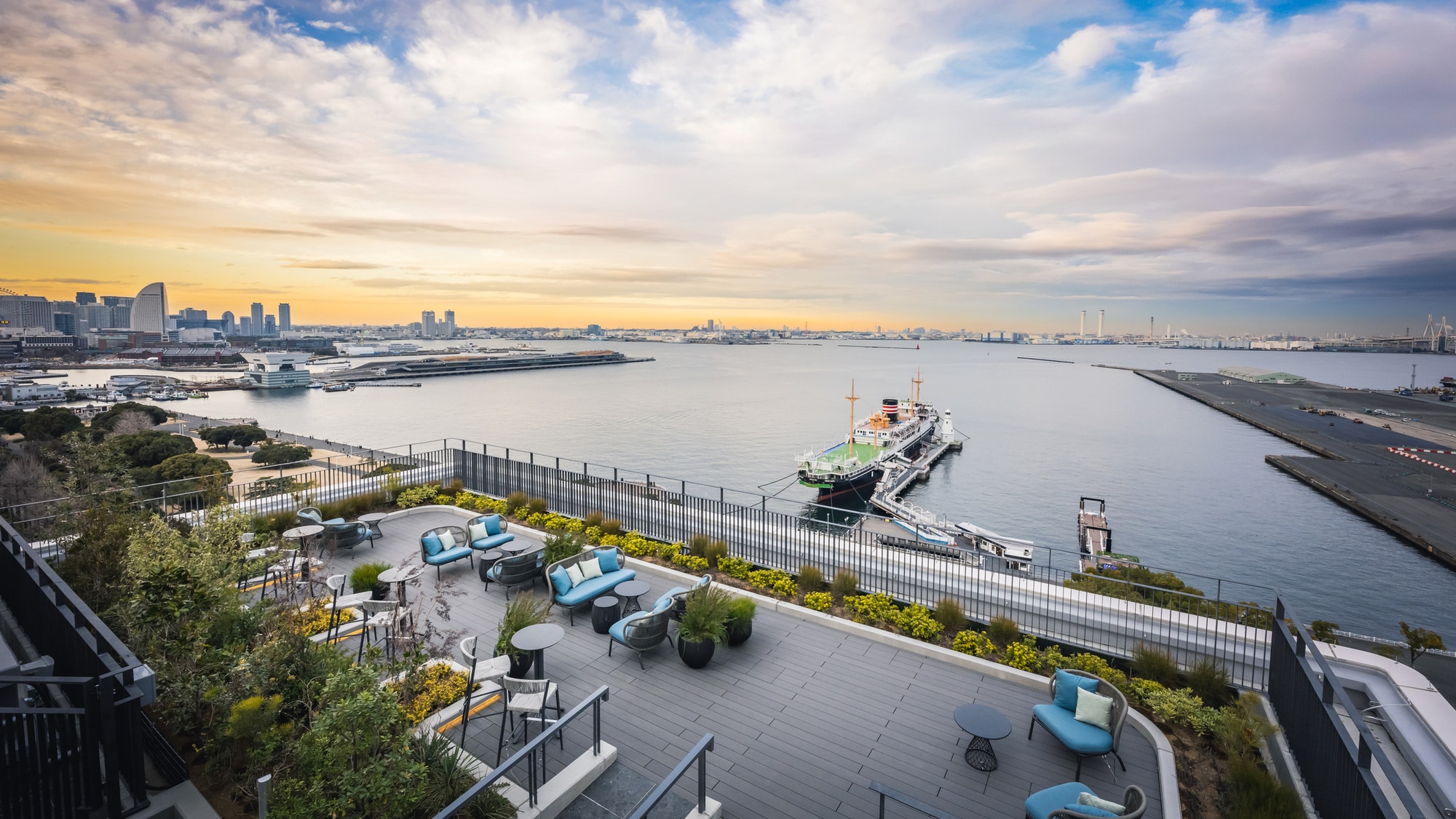 Rooftop terrace (daytime)