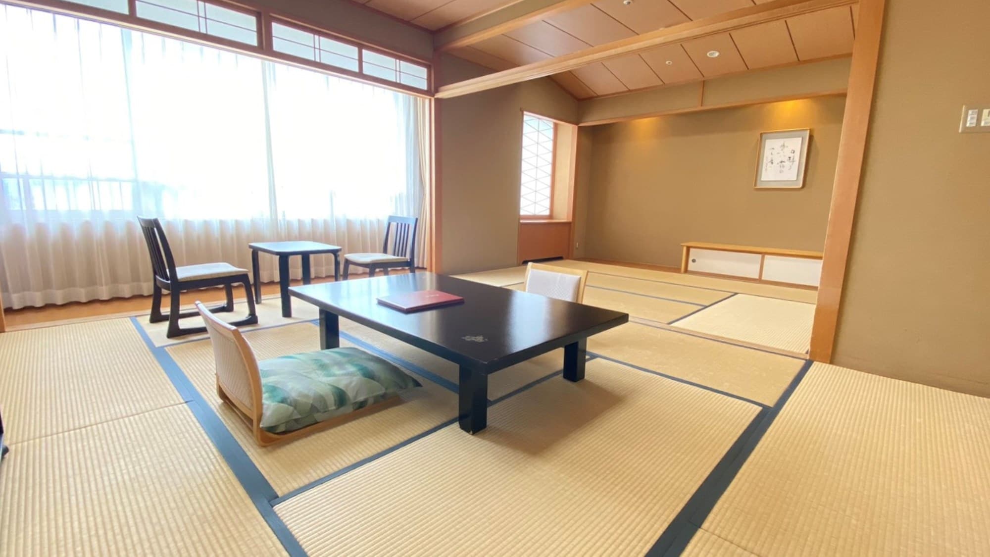 [Hanakan (non-smoking)] An example of a Japanese-style room (8 tatami mats and 10 tatami mats) that continues for 2 rooms