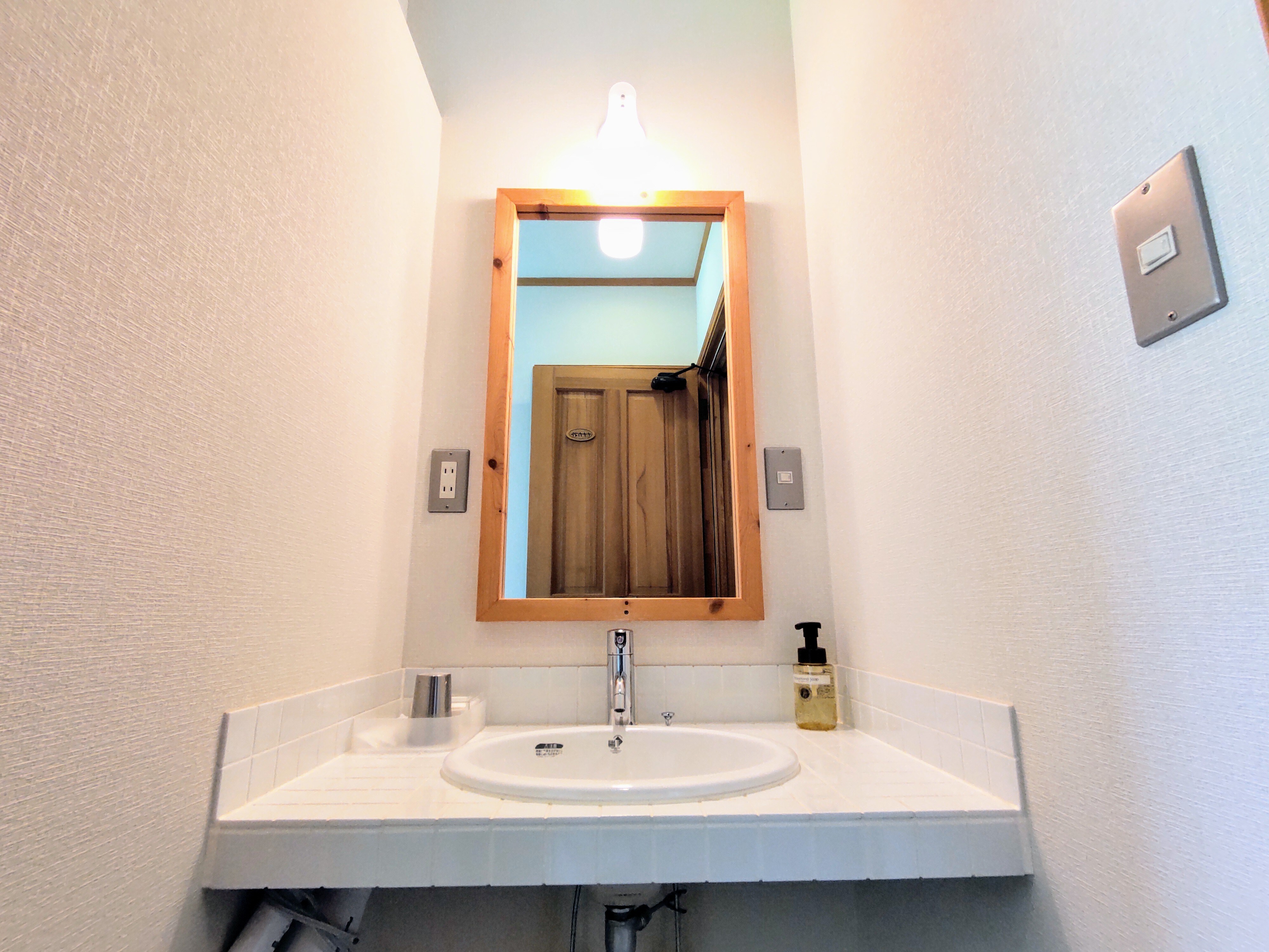 All rooms have washbasins