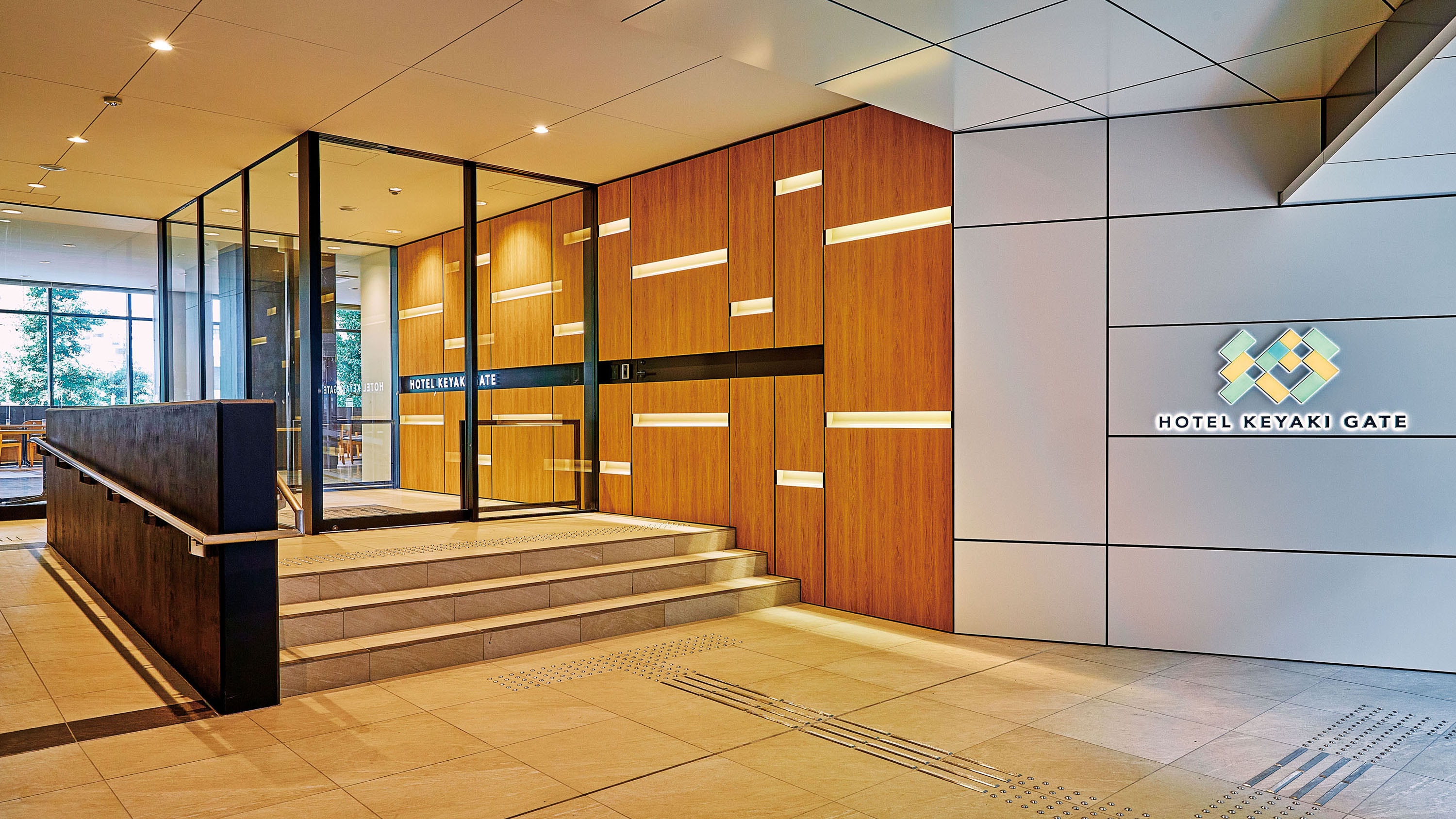Entrance (2F)