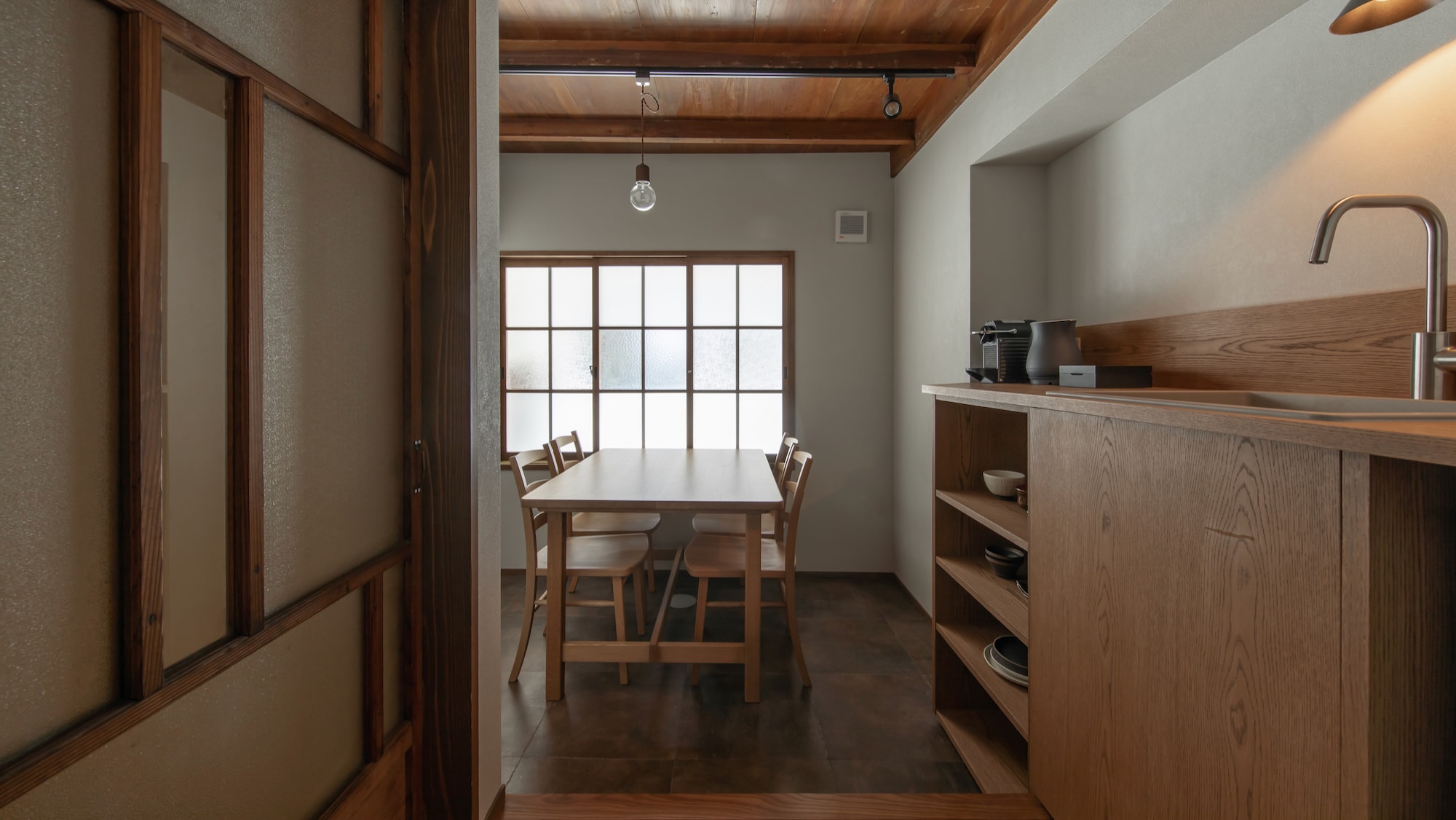 2023New Open Kuraichi (52 square meters) Dining room image. Bright theme. Solid wood table stands out.