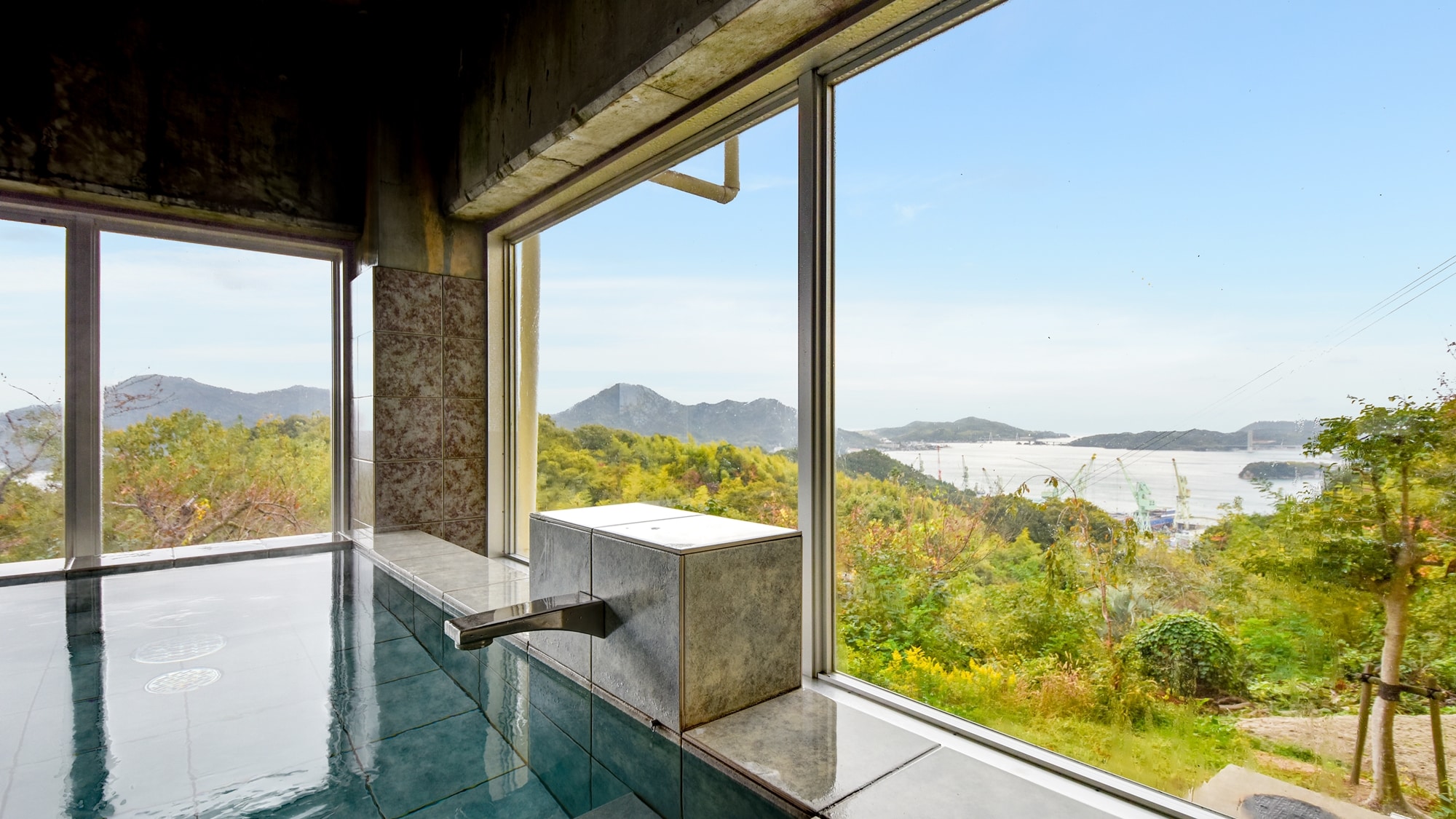 *Large public bath: Enjoy the view of the Seto Inland Sea from the large public bath. Please relax and unwind.