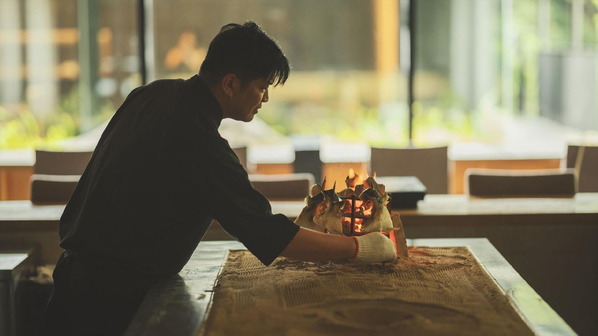 [Nhà hàng] Chúng tôi sẽ phục vụ món `` món nướng nguyên thủy '' được nướng từ từ trên than củi.
