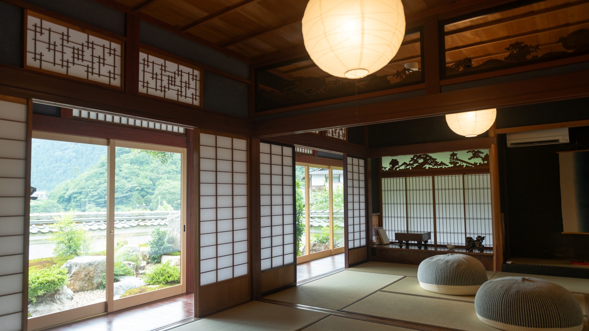 [Hotaru-bi Building, Main Building 101] A luxurious room renovated to combine nostalgia and beauty.