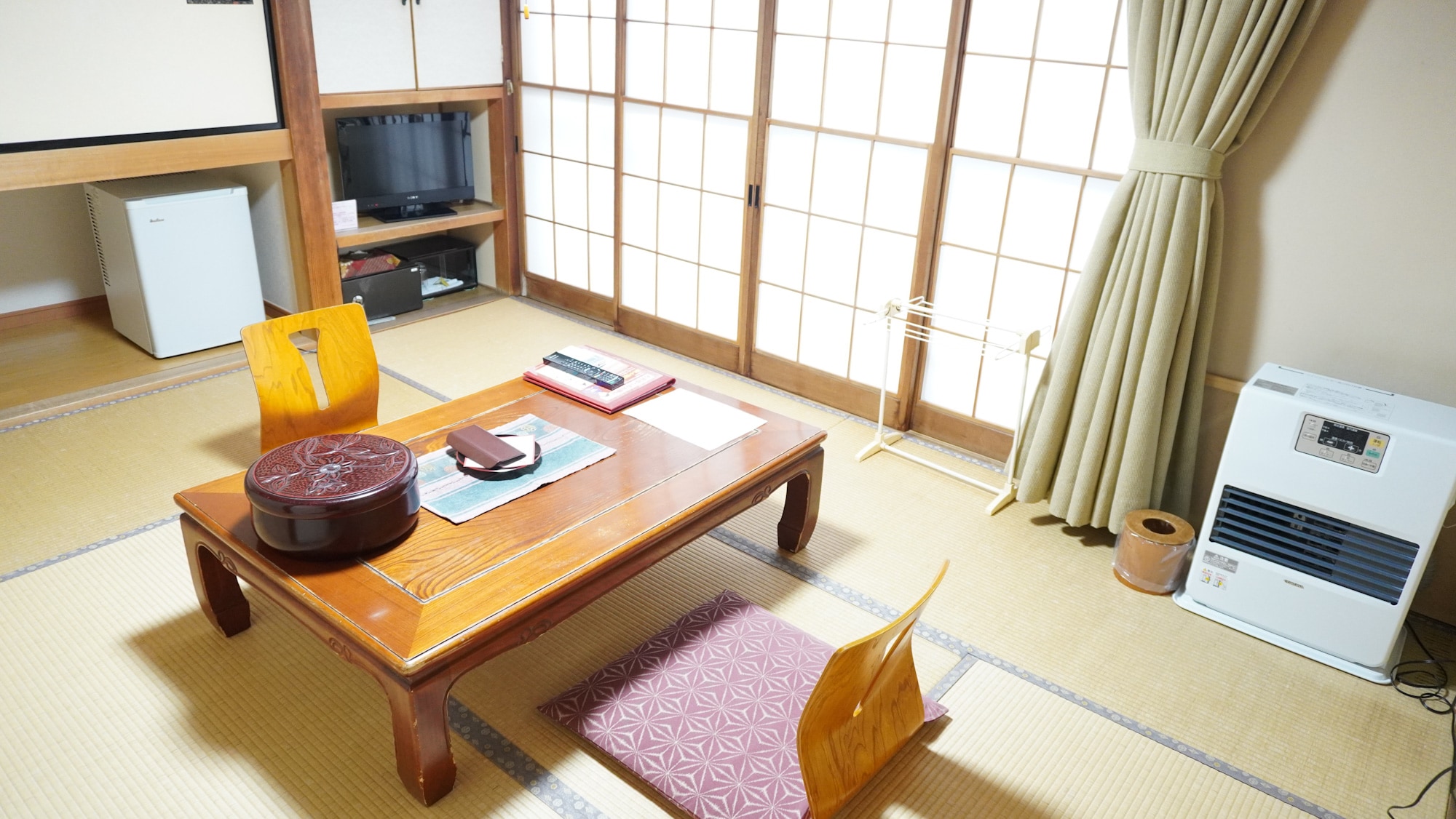 Guest room with pottery bath on the 1st floor of the main building 6 tatami mats (Sakura)