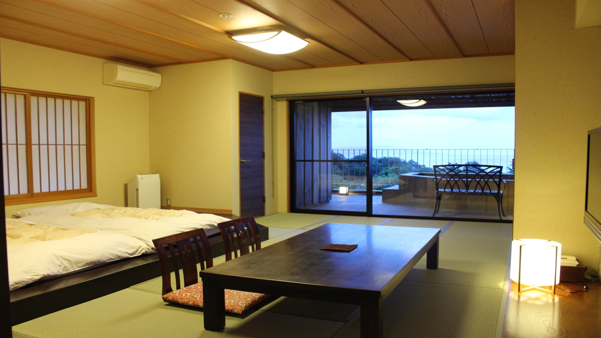 Guest rooms with open-air baths
