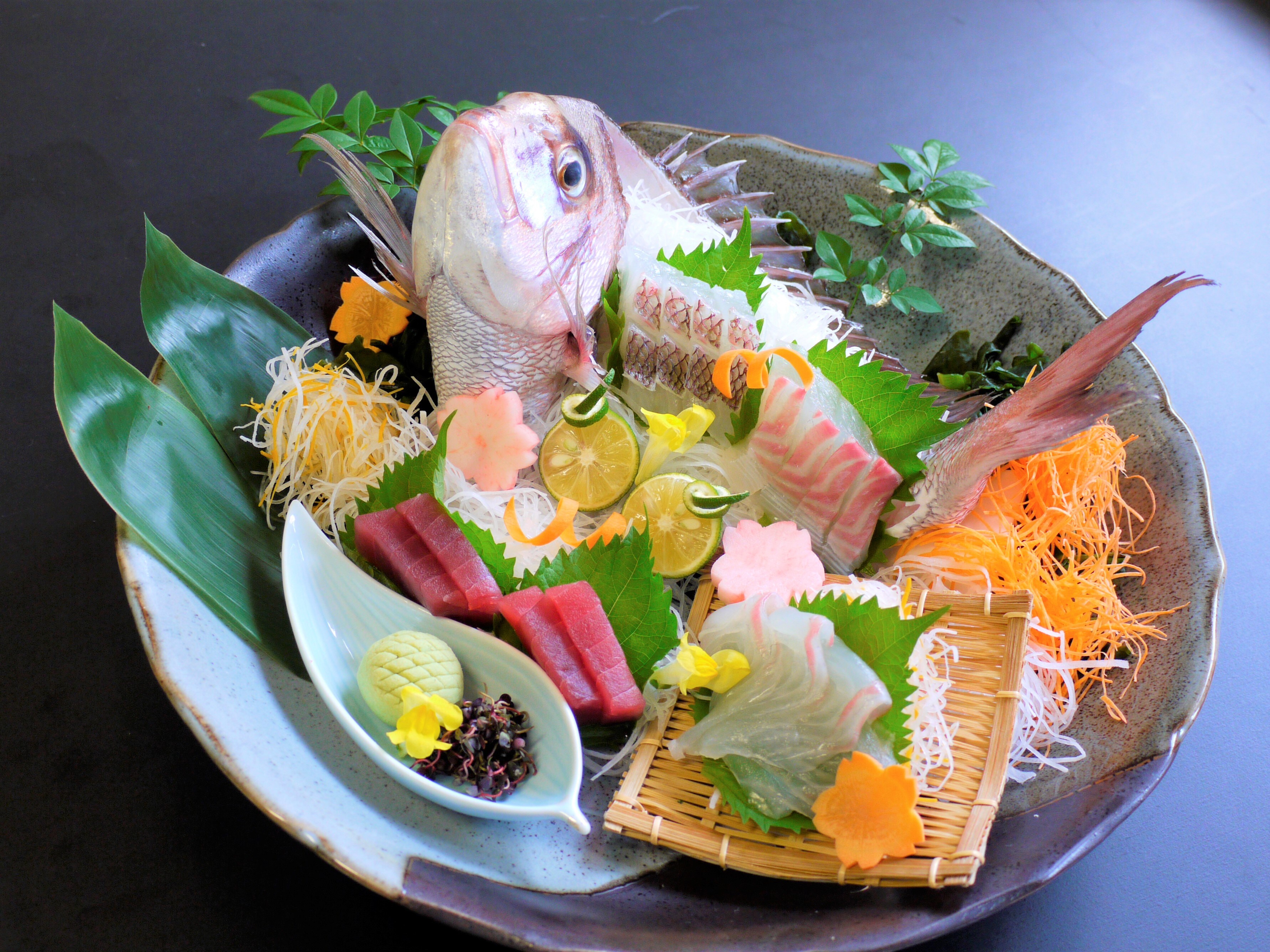 [Sashimi] Sakuradai sashimi (whole fish) (pine bark sashimi, flat sashimi, hegi sashimi) and one other type