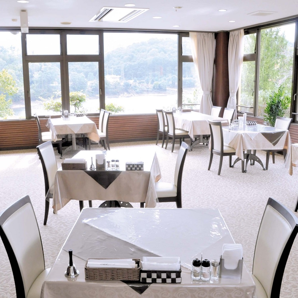 Một nhà hàng gắn liền với khách sạn. Thưởng thức bữa ăn của bạn trong khi tận hưởng bốn mùa bên hồ.