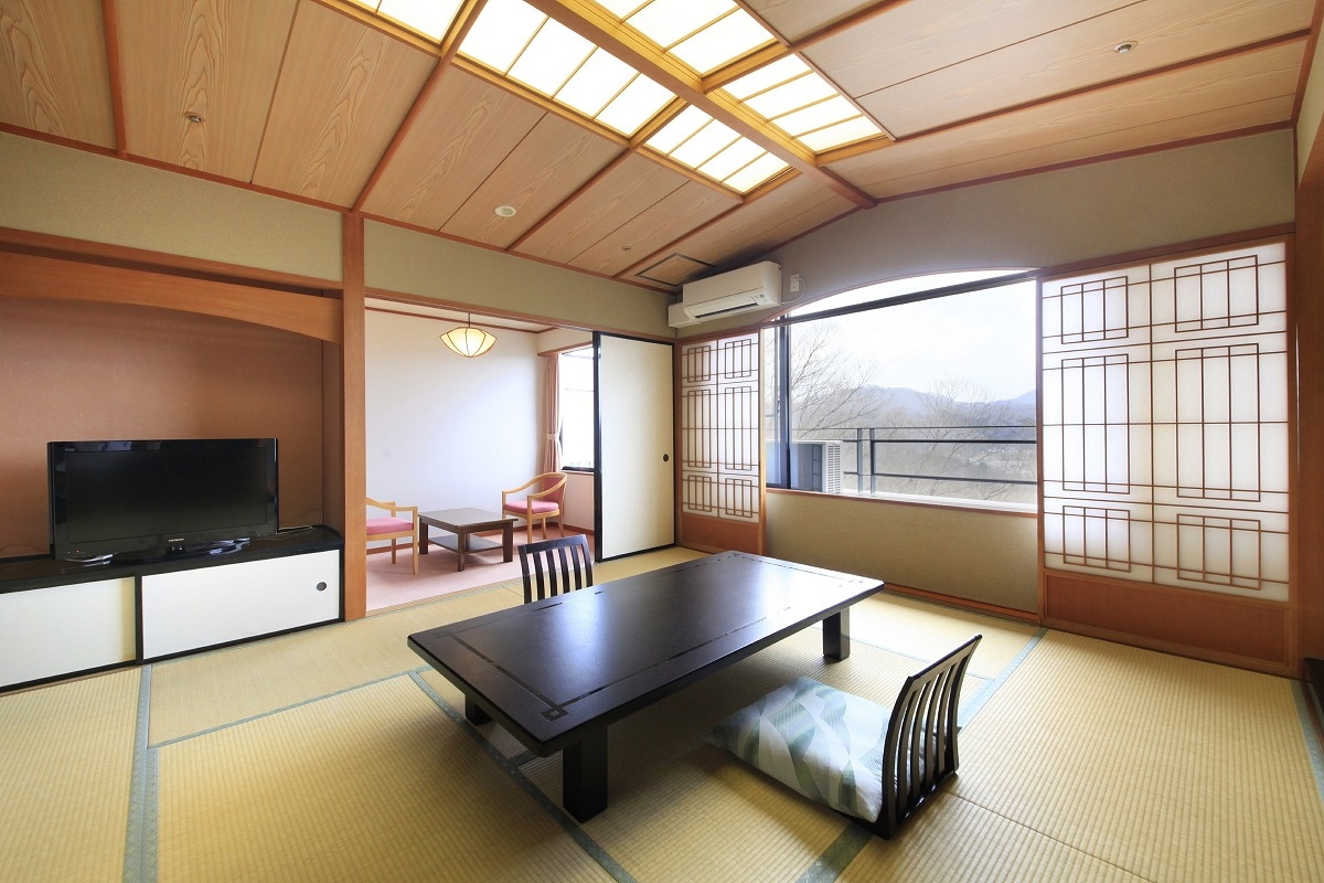 A standard Japanese-style room with a calm design of 10 tatami mats