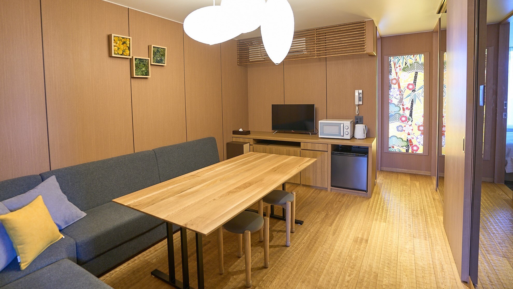 Family Suite: A warm, solid wood living room