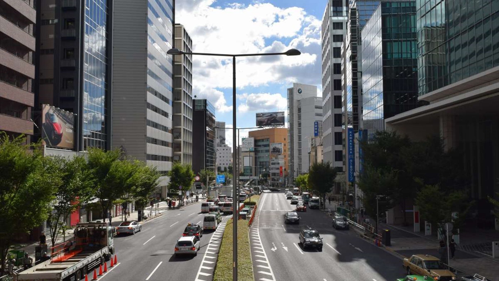 ◆아오야마 거리 오모테산도 방면｜오모테산도로도 도보 10분으로 쇼핑이나 산책을 즐길 수 있습니다.