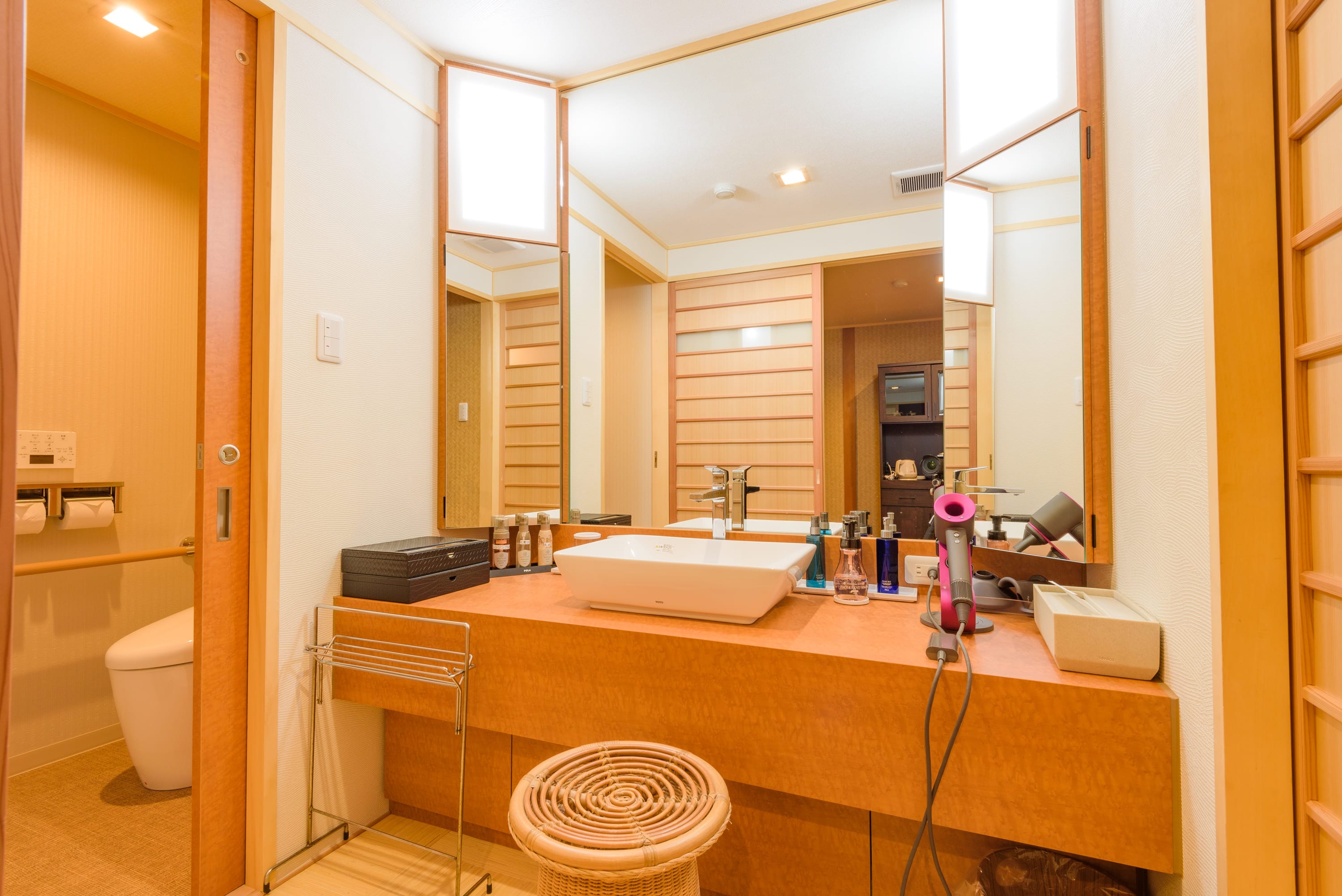 [Special guest room with semi-open-air bath] Image of washroom / toilet renovated in March 2022