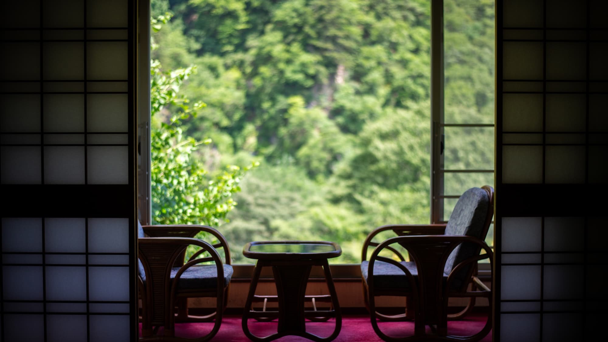 [Example of a 10-tatami Japanese-style room] A room with a great view of the valley