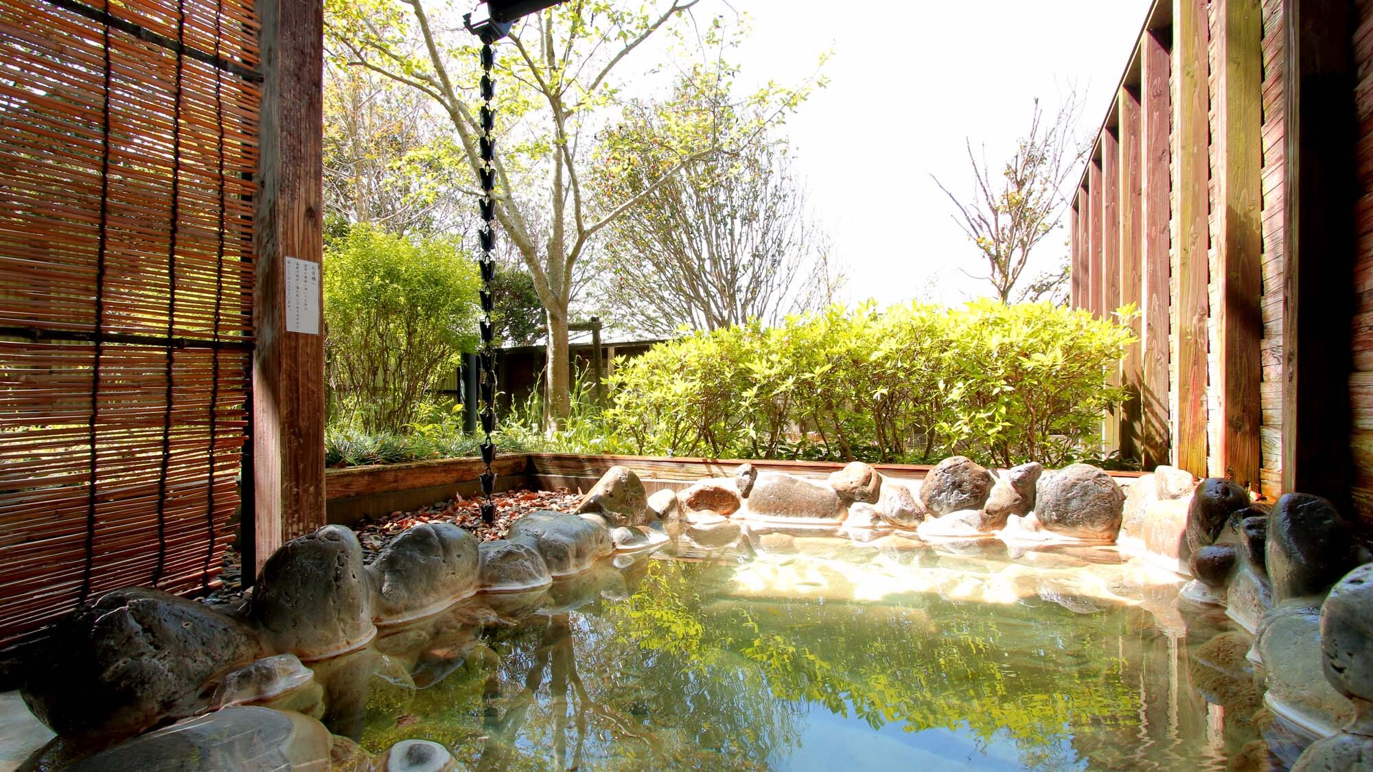 [Example of a private bath] The private bath in the courtyard is exclusively for guests staying in the rooms on the second floor.