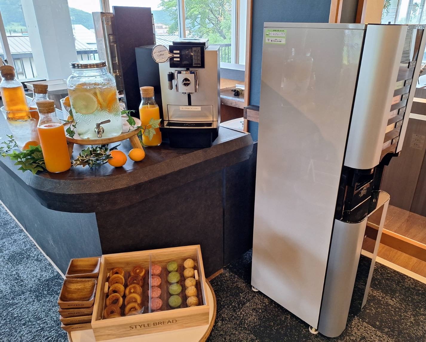 [All inclusive] Drinks and snacks are also available.