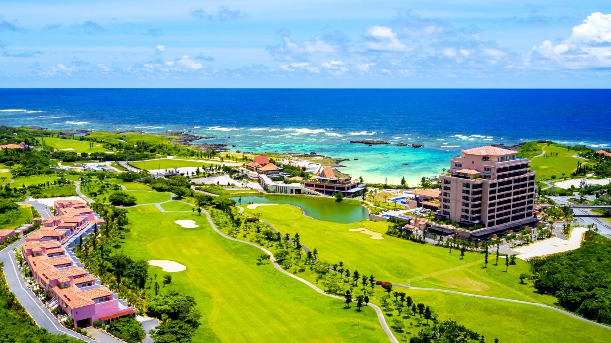 [Bird's-eye view] Located on the bayside next to the beautiful sea, Pool Villa Premier offers a spectacular view.