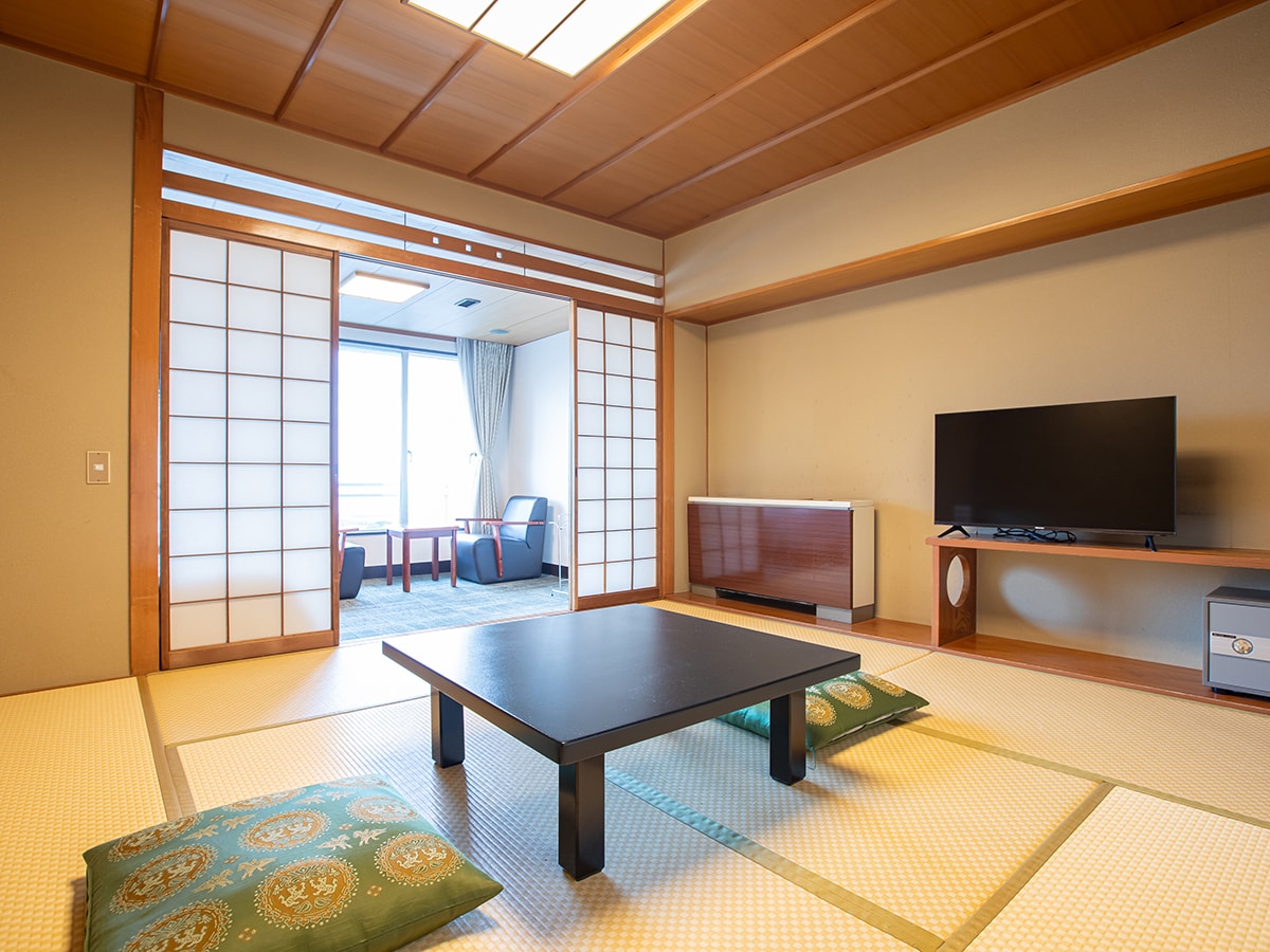 Top floor Japanese-Western style 8 tatami mat room
