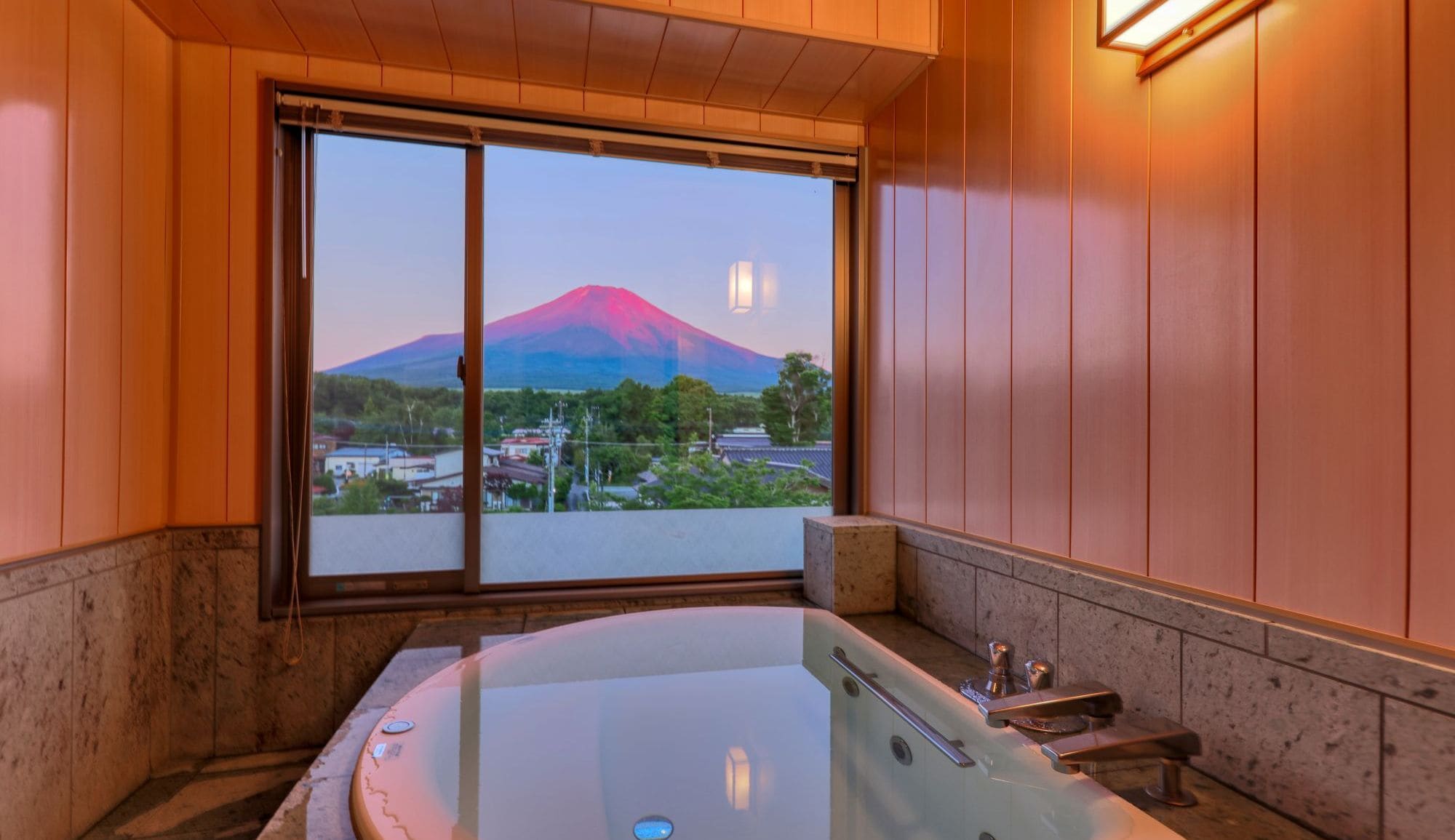 [Suite room with Mt. Fuji view hot spring bath] Japanese cypress hot spring bath with a view of Mt. Fuji