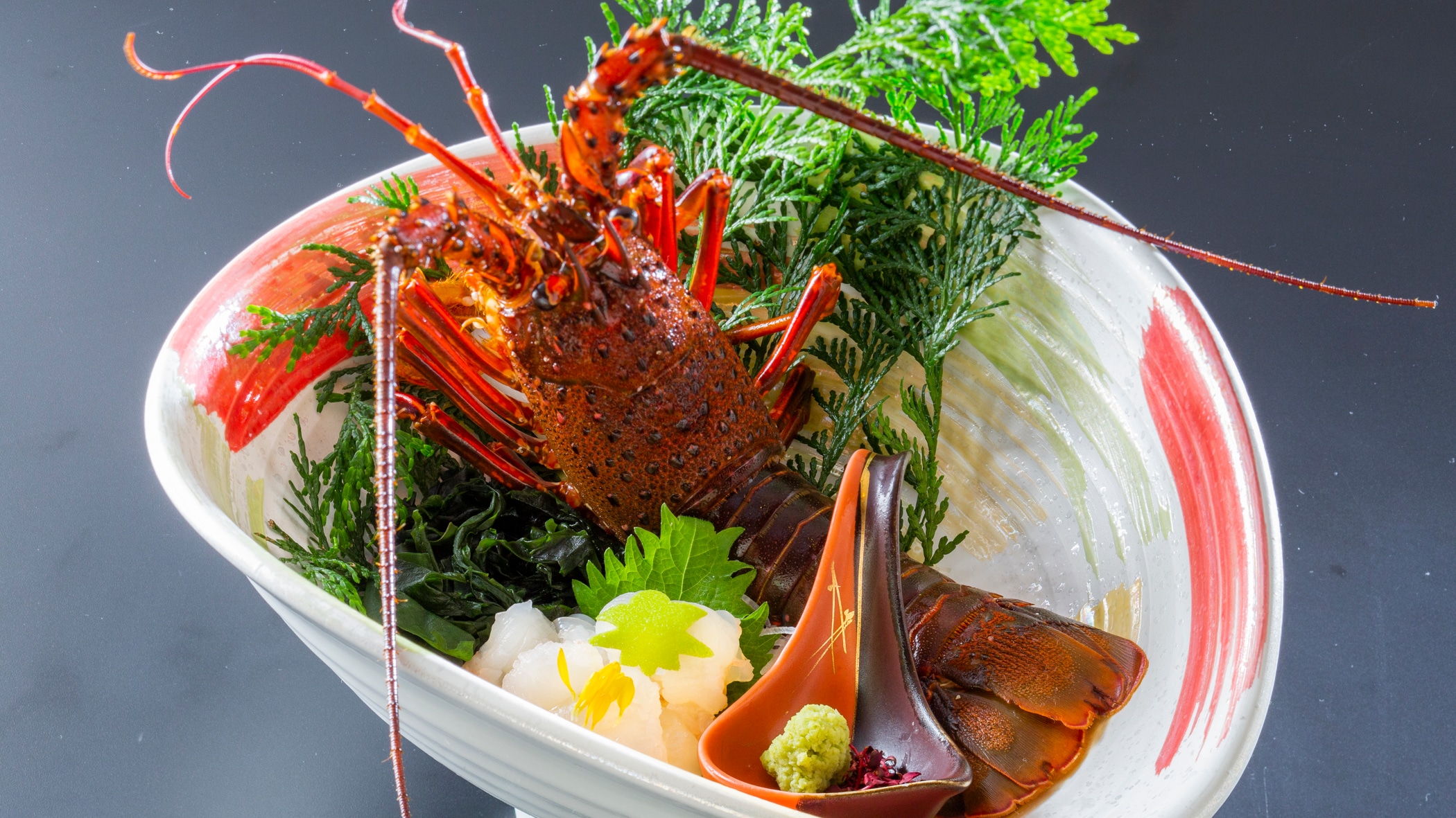 Sashimi tôm hùm nguyên con